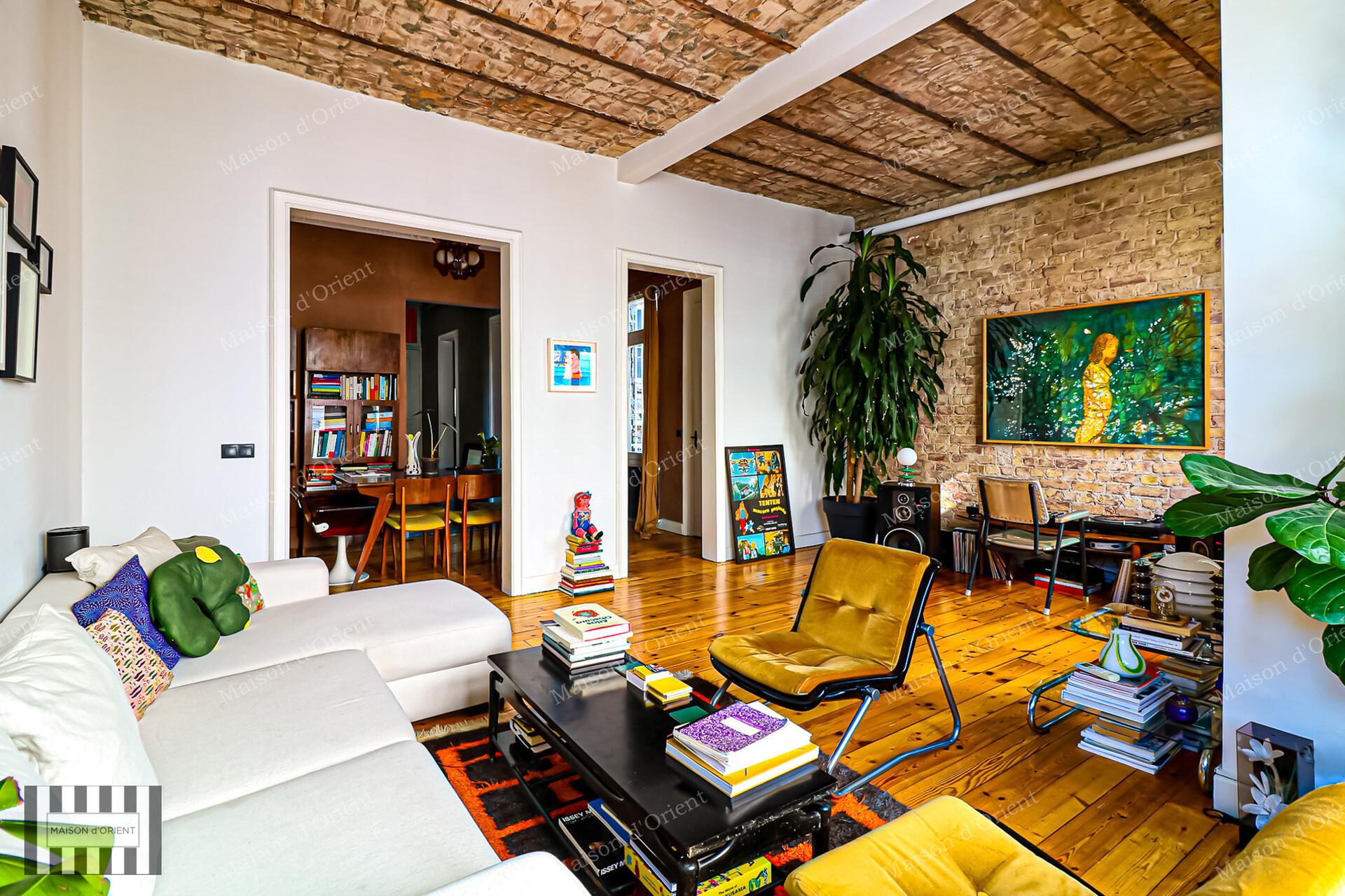 2+1 Flat for Sale with Airbnb License in Historical Mavrogordato Building — Sıraselviler, İstanbul — 2+1 — For Buy