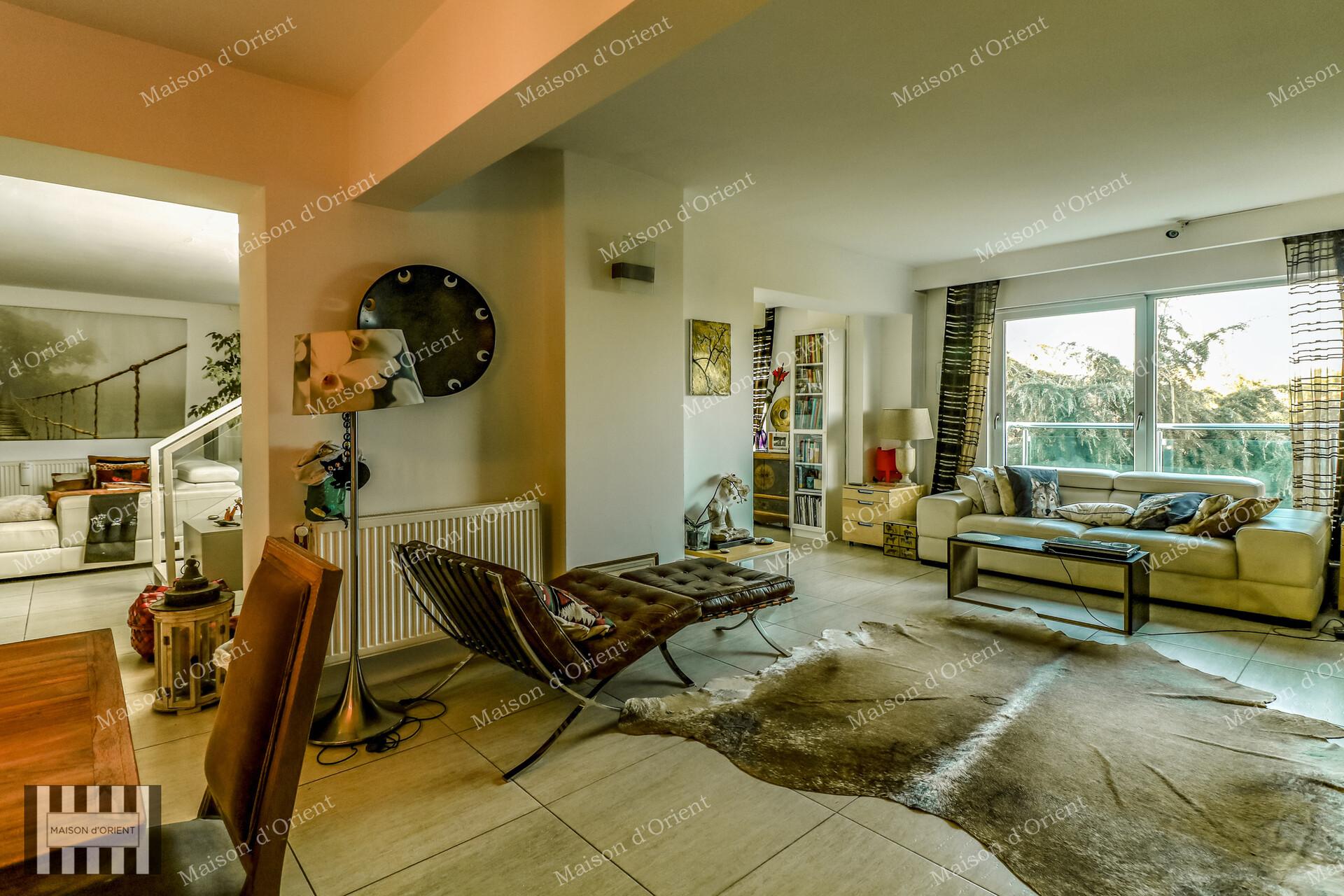 Renovated 4-Storey Building for Rent in Resitpasa — Reşitpaşa, İstanbul — Closed