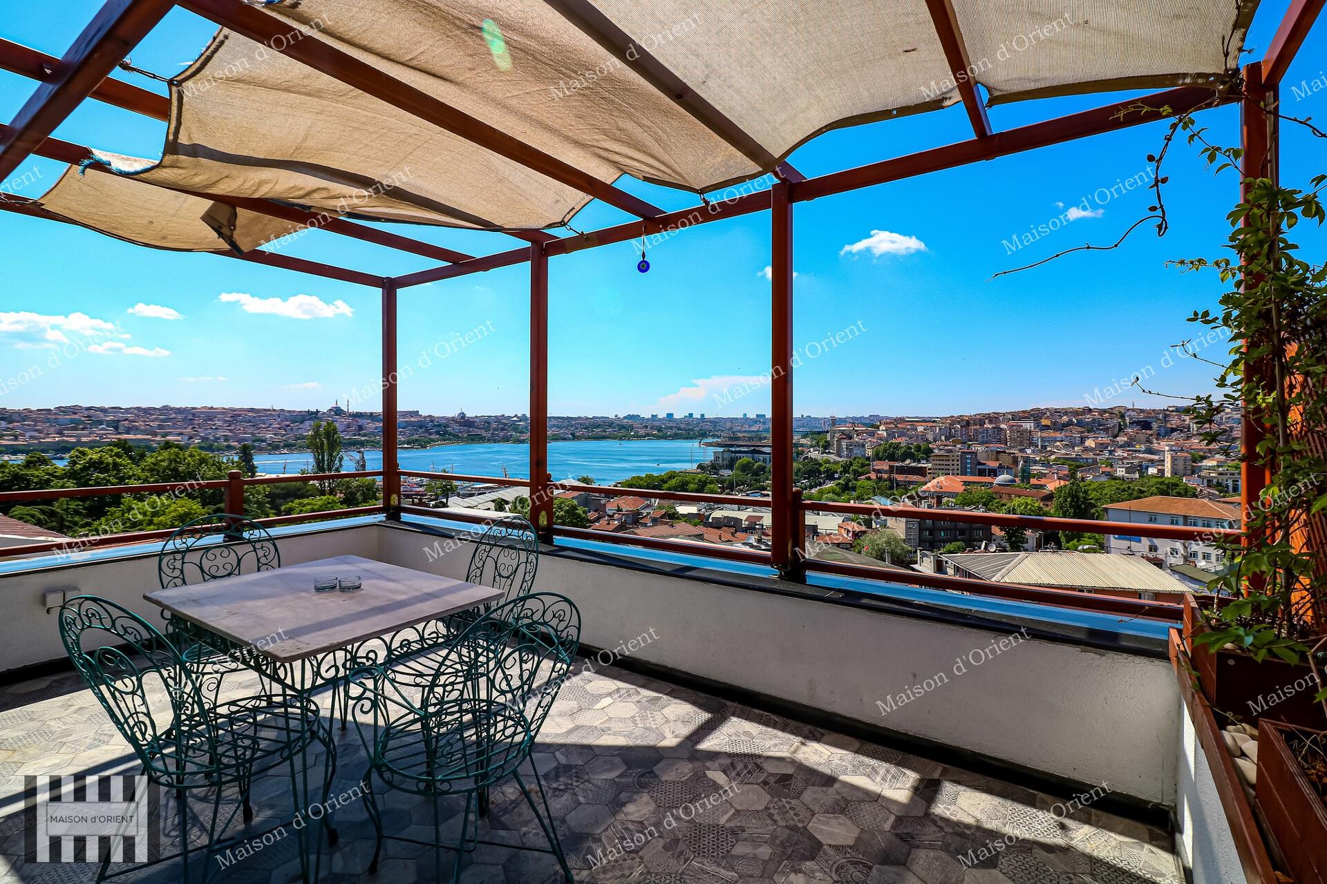 Şişhane'de Manzaralı Satılık 4 Katlı Tarihi Bina — Şişhane, İstanbul — Satılık