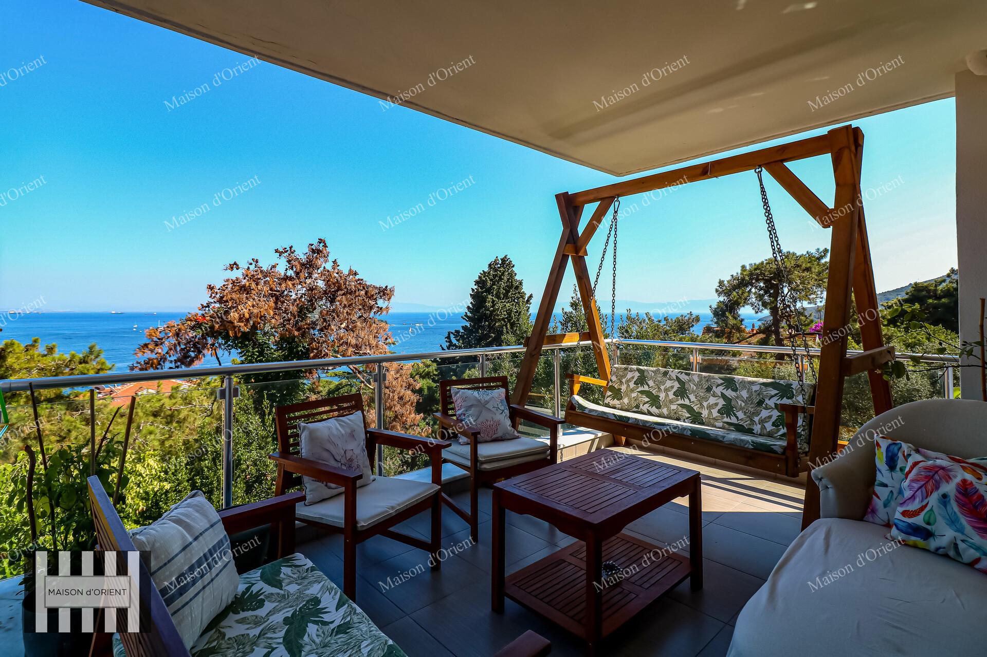 5+1 Duplex Flat for Sale with Terrace and Sea View in Büyükada — Büyükada, İstanbul — 5+1 — Closed
