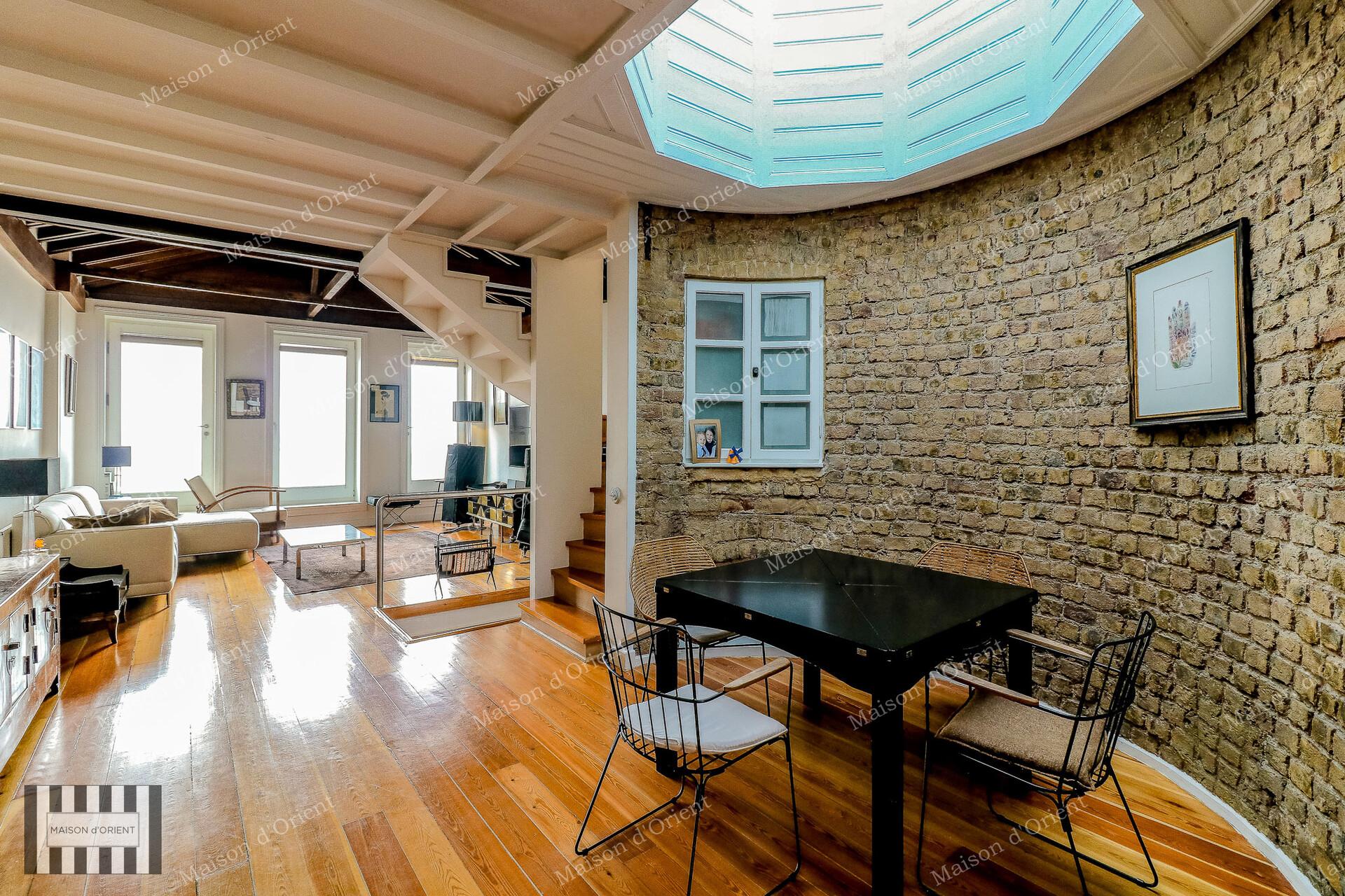 Tarihi İpera Binası'nda Teraslı, Manzaralı Kiralık Tripleks — Galata, İstanbul — 3+1 — Kapanmış