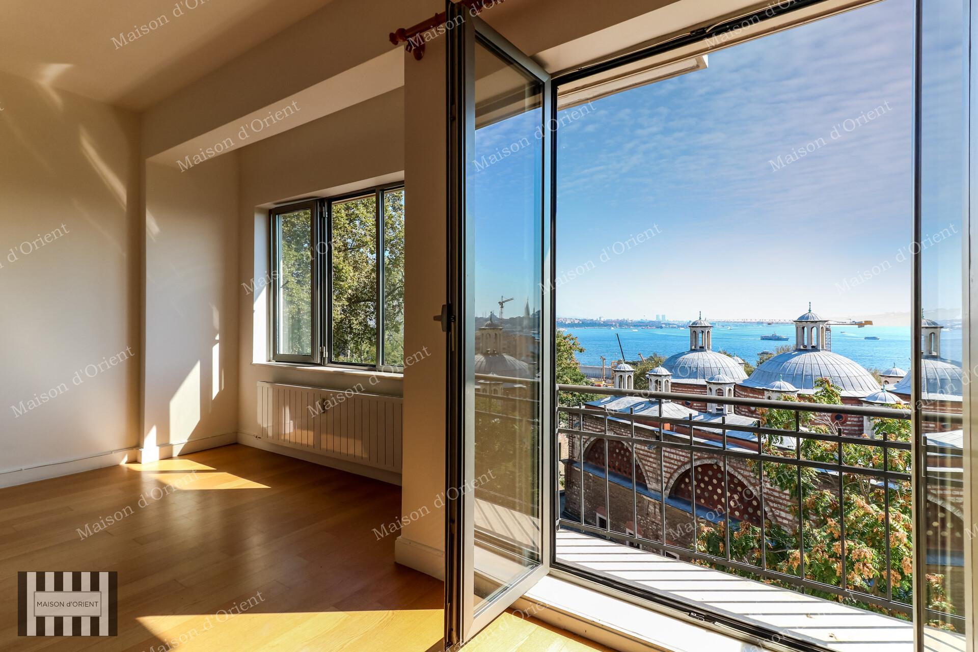 2+1 Rental Flat with Sarayburnu View in Cihangir Palace Building — Cihangir, İstanbul — 2+1 — Closed