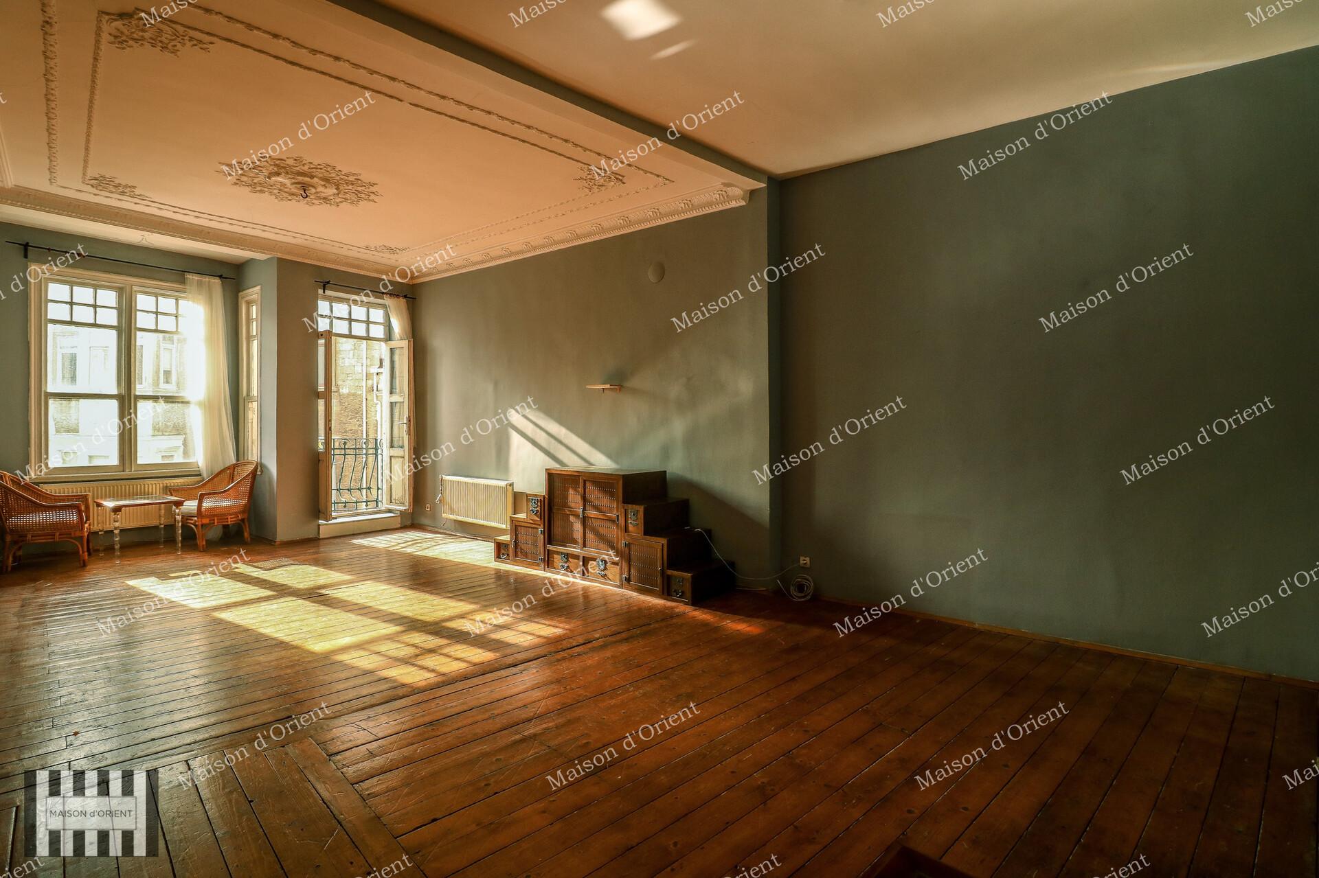 2+1 Flat for Sale with Balcony and View in Galata Historical Building — Galata, İstanbul — 2+1 — Closed