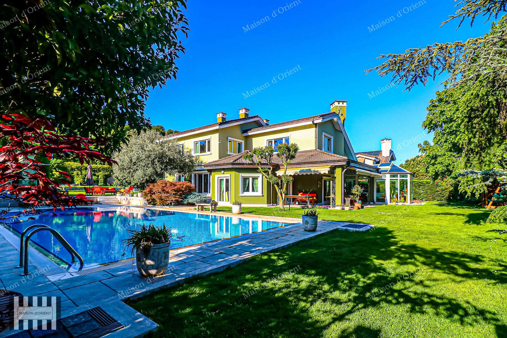Rental Villa in Zekeriyakoy with 2.300sqm Garden, Semi-Olympic Pool and Sports Complex — Sarıyer, İstanbul — 6+1 — Closed