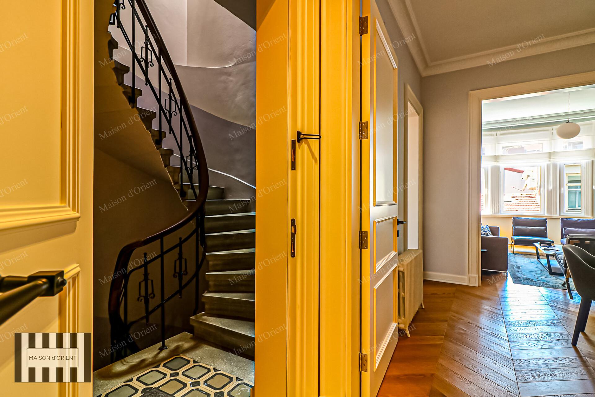 Cihangir Tarihi Nar Apartmanı'nda Satılık 3+1 Daire — Cihangir, İstanbul — 3+1 — Satılık
