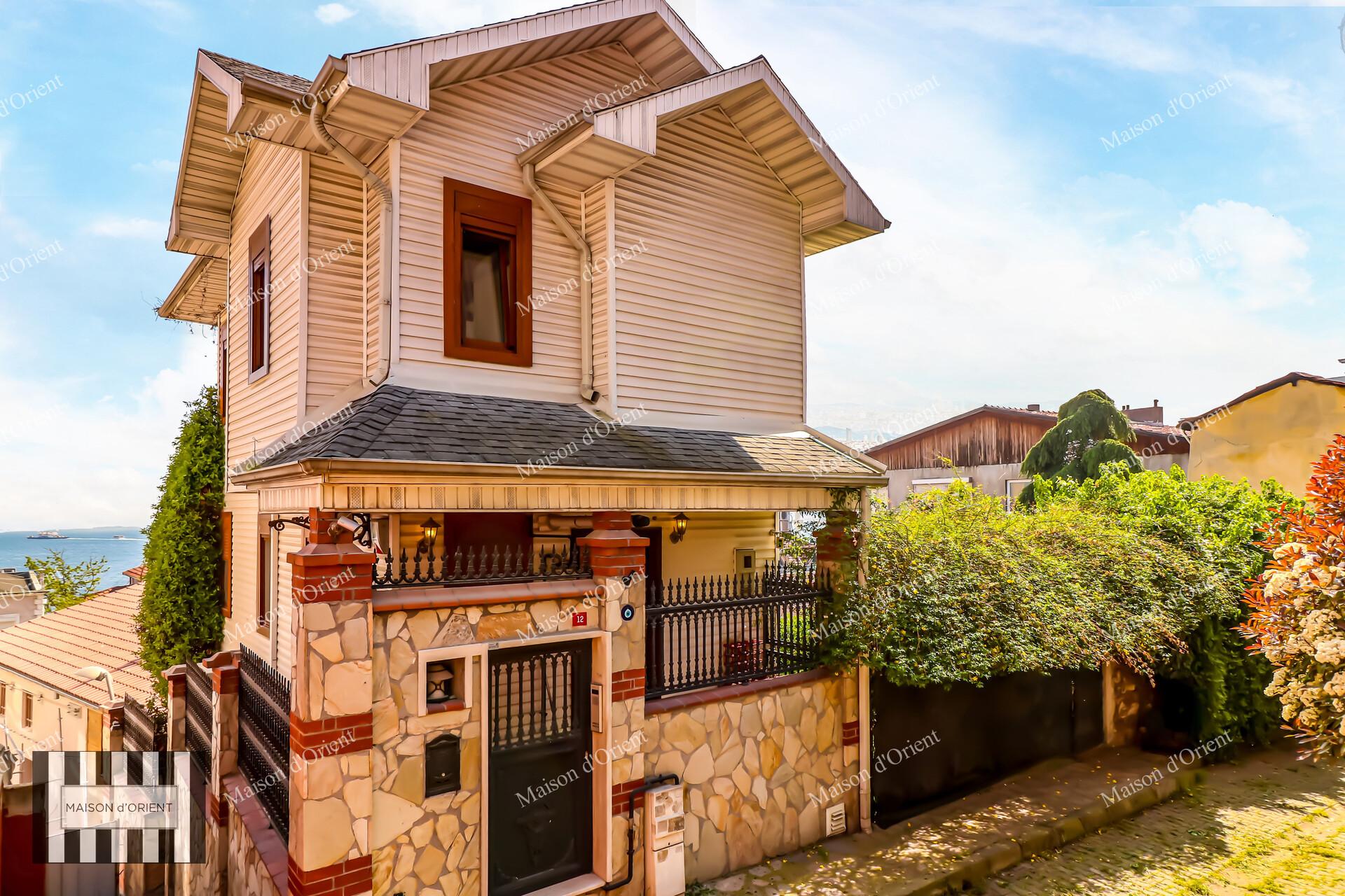 3+1 Detached House with Garden for Rent in Cihangir — Cihangir, İstanbul — 3+1 — For Rent