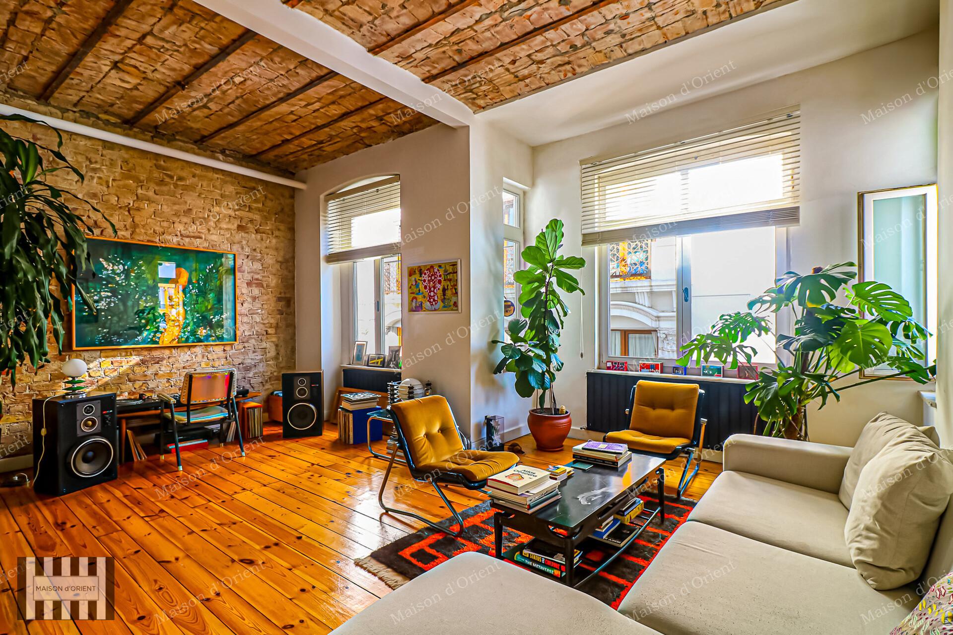 2+1 Flat for Sale with Airbnb License in Historical Mavrogordato Building — Cihangir, İstanbul — 2+1 — For Buy