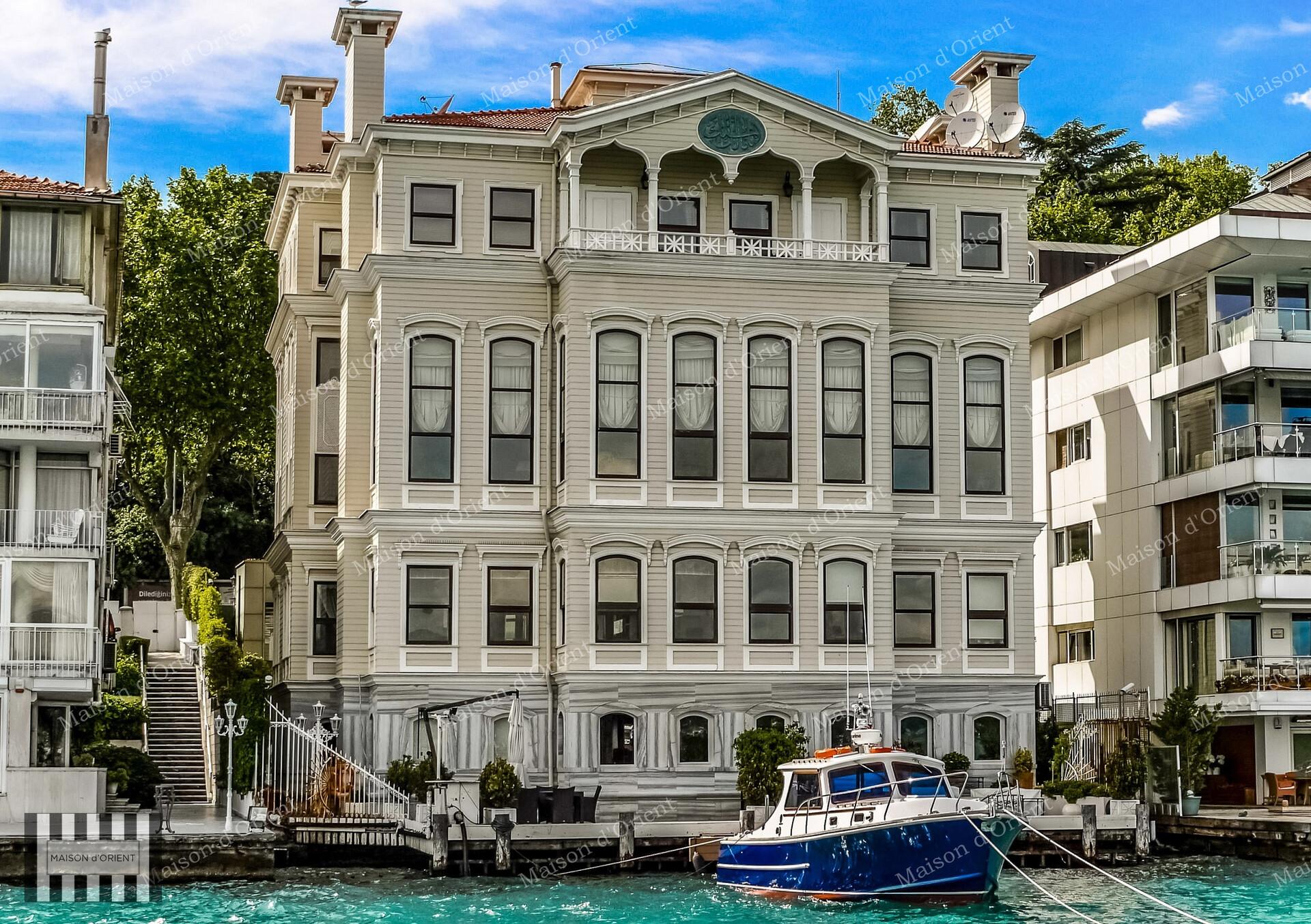 Yeniköy Tarihi Yalıda Boğaz Manzaralı Kiralık Daire — Yeniköy, İstanbul — 3+1 — Kapanmış