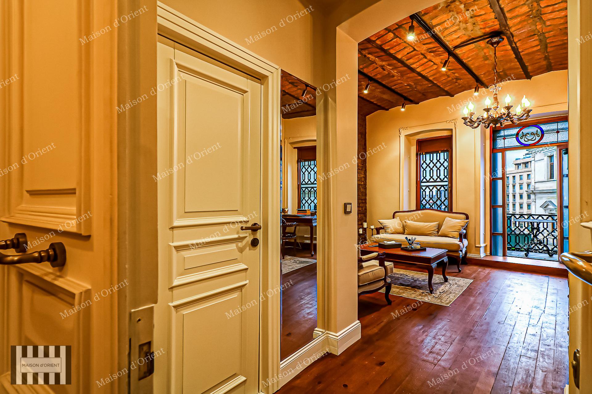 Studio Office for Rent in Historical Building Near Tunnel Square — Tünel, İstanbul — 1+0 — Closed