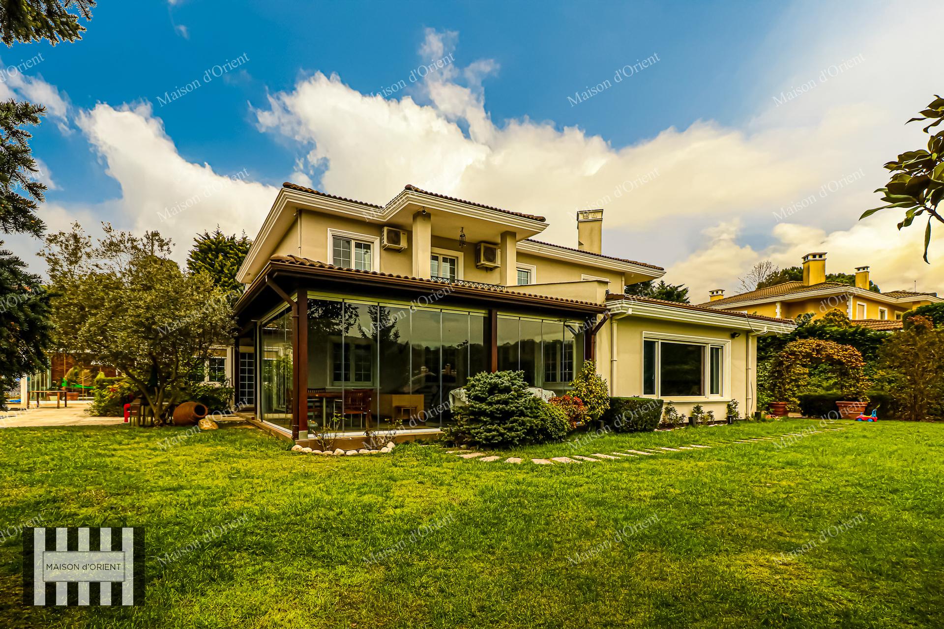 Rental Villa in Zekeriyaköy with Large Garden and Swimming Pool — Sarıyer, İstanbul — 5+2 — For Rent