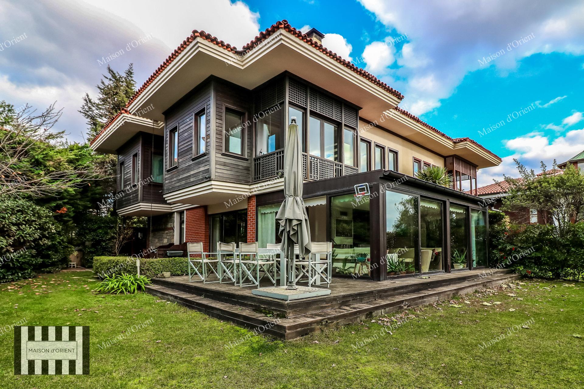 Renovated Triplex Villa for Sale in Cengelkoy Konaklari Compound — Çengelköy, İstanbul — 5+1 — Closed