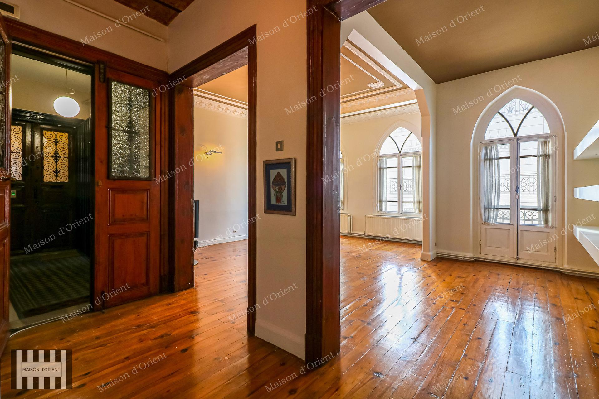 2+1 Rental Flat with Bosphorus View in Historical Building — İstiklal, İstanbul — 2+1 — Closed