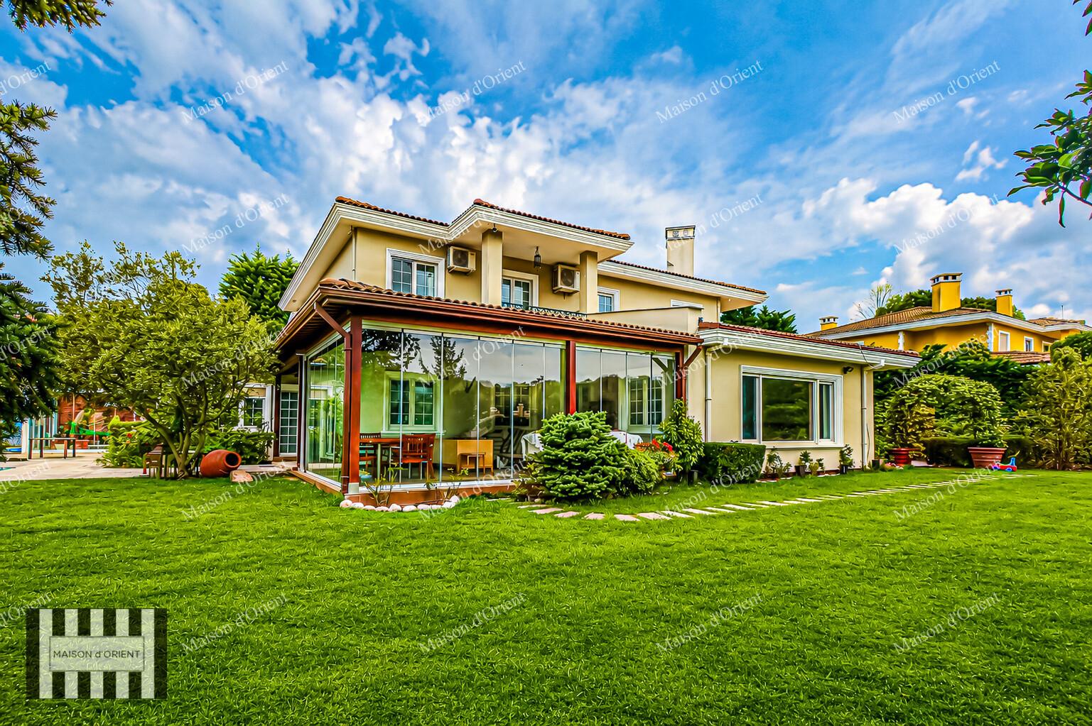 Rental Villa in Zekeriyaköy with Large Garden and Swimming Pool — Sarıyer, İstanbul — 5+2 — For Rent