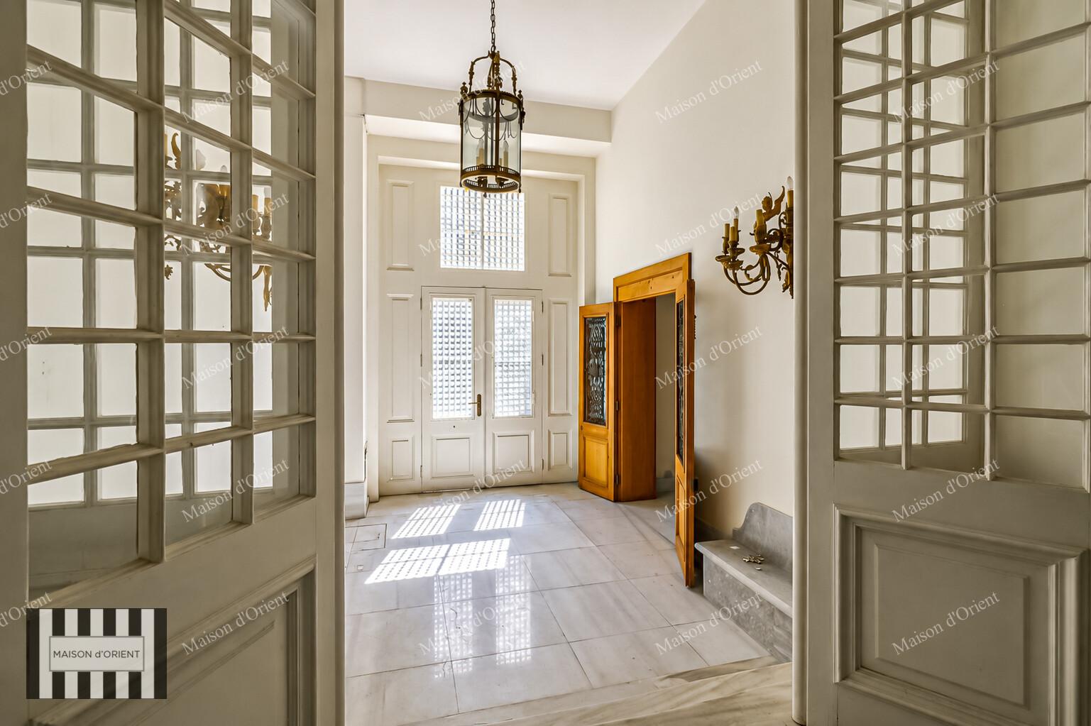 Karaköy Bankalar Caddesi’nde Kiralık 'Tarihi Hezaren Han' — Karaköy, İstanbul — Kiralık