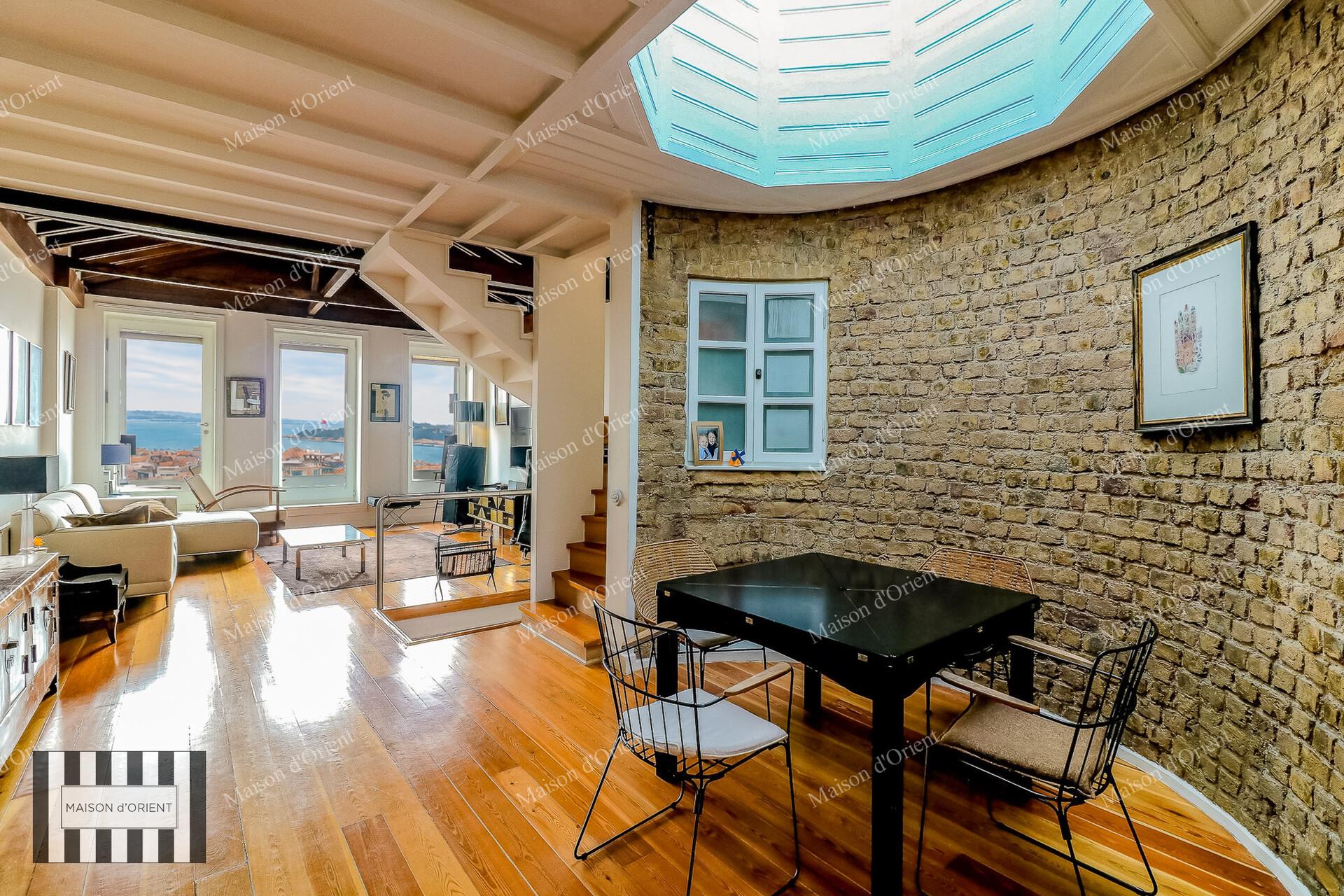 Tarihi İpera Binası'nda Teraslı, Manzaralı Kiralık Tripleks — Galata, İstanbul — 3+1 — Kapanmış